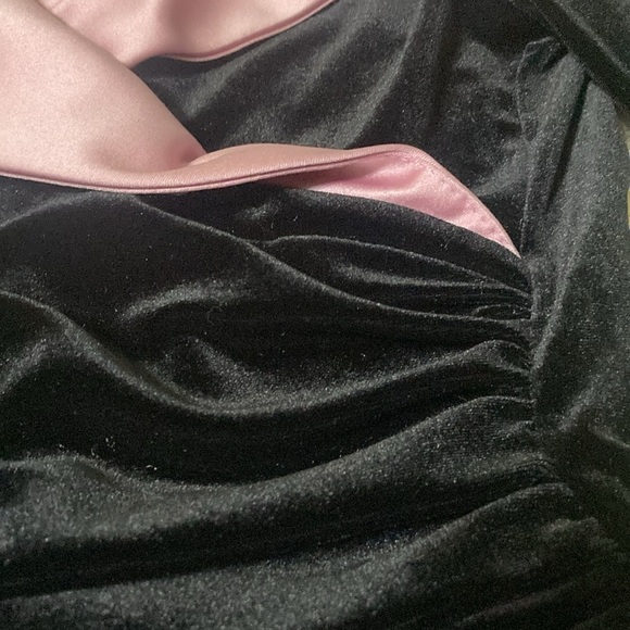 Elegant velvet and satin off shoulder top - Picture 2 of 10